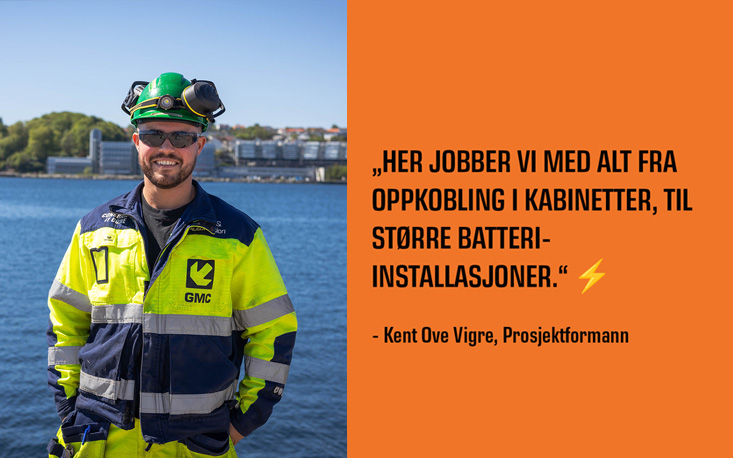 smildene ung mann på jobb i verneutstyr med havet i bakgrunnen