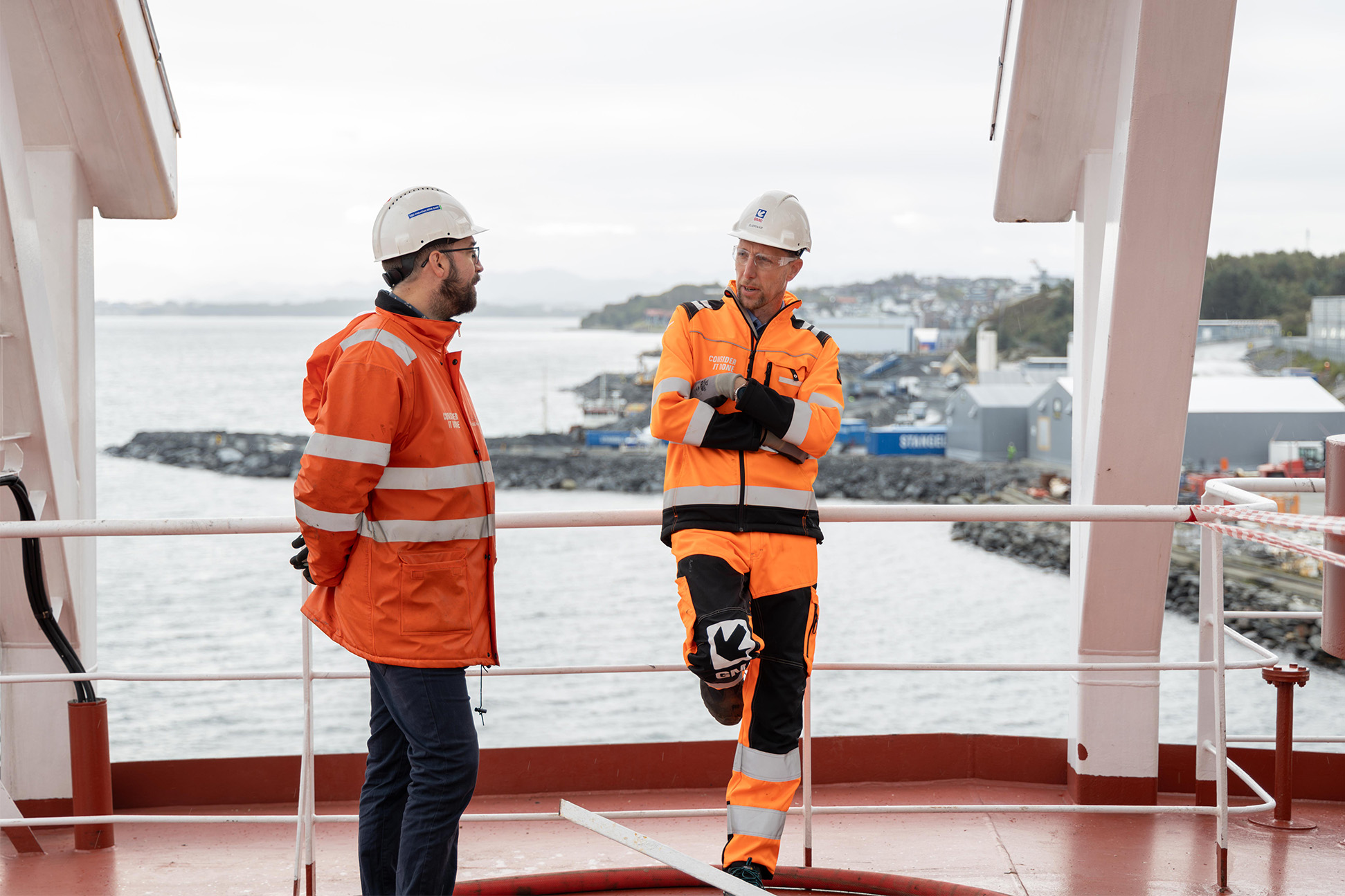 to menn i gmc vernetøy om bord skipet